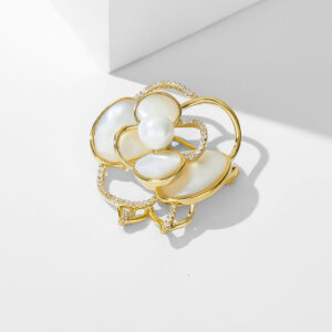 A04-13/Elegant Flower - Shaped Brooch